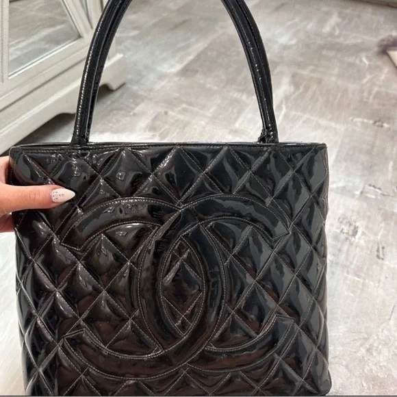 Auth CHANEL medallion tote glossy patent leather Black quilted CC vintage Bag - Picture 2 of 16